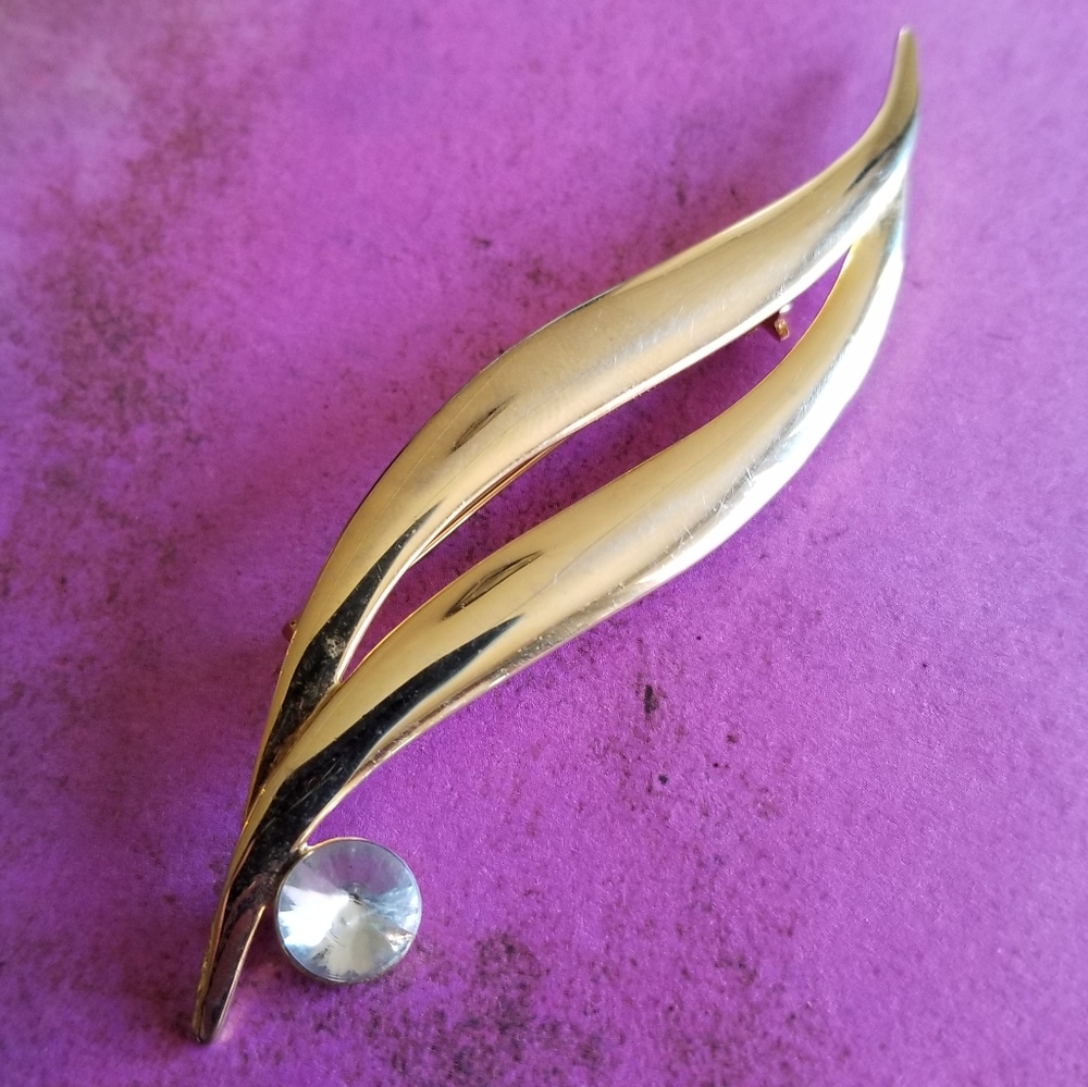 Vintage rhinestone brooch with clear gem gold tone metal